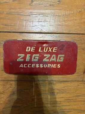 Vintage De Luxe Zig Zag Accessories Red Metal Tin